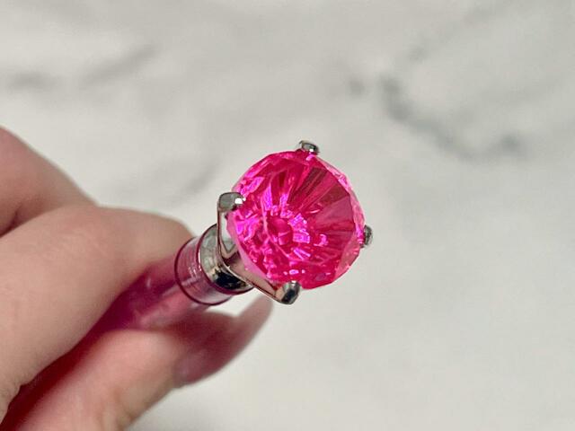 ジュエルはプラスチックですが、キラキラ感がすごい…！