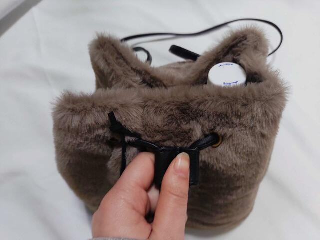 モノを入れたら、キュッとヒモを締めるだけ