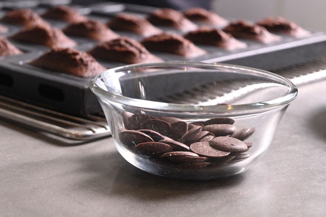 【アンリ・シャルパンティエ／フィナンシェ・オ・ショコラ制作風景】ハイカカオ73%のフィナンシェ専用チョコレート