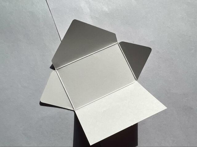 【セリア 封筒型メッセージカード ダスティカラー 6枚】中は真っ白でメッセージが書きやすい