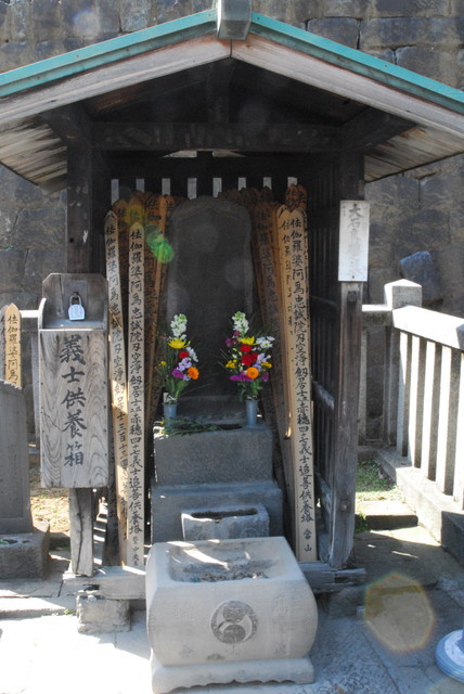 【泉岳寺】事件から300年を過ぎた今でも、花を手向ける人が後を絶たない