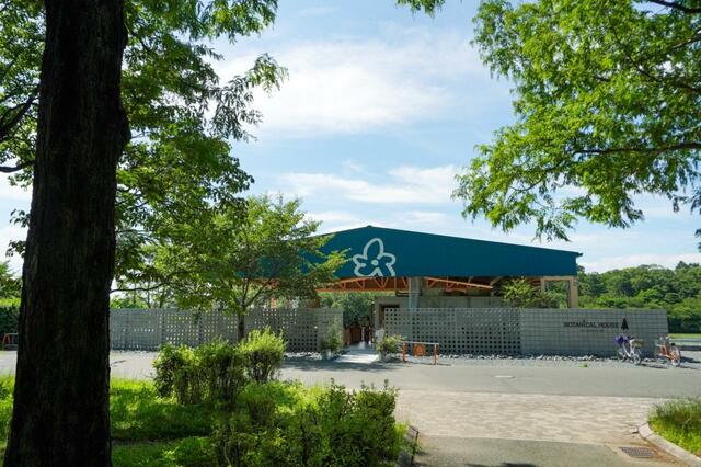 「大池のほとりに佇むBOTANICAL HOUSE」＜おひとり￥4,400（税込）＞【BOTANICAL HOUSE《アフタヌーンティーセット》】