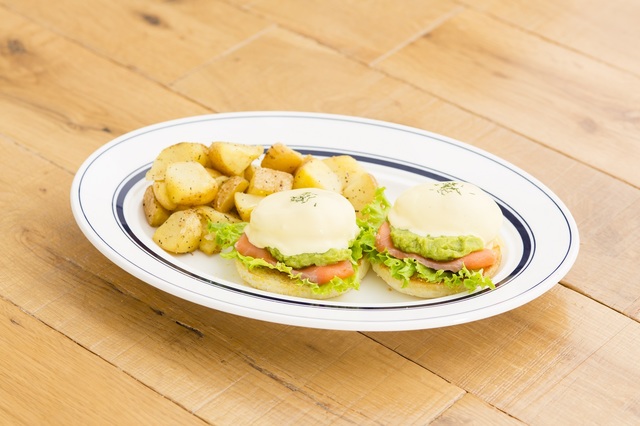 エッグスベネディクト／スモークサーモンとアボカド