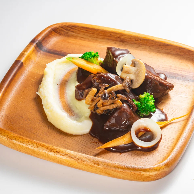 「平日ディナー限定　仙台名物 牛タンの赤ワイン煮込み」＜期間：2026年1月5日～2月15日＞【北の大地が育む旬の恵みを堪能！「シェラトングランドホテル広島」に“カニ食べ放題”も楽しめる人気のブッフェが今年も登場！】