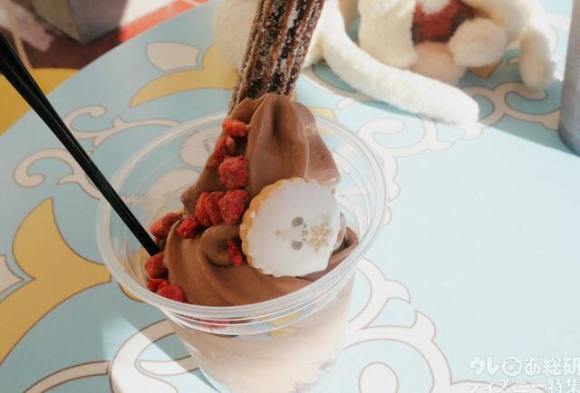 「東京ディズニーリゾートのクリスマス」 スペシャルメニュー|スペシャルサンデー(チョコレートソフトクリーム&チュロス)|850円|販売店舗:アイスクリームコーン