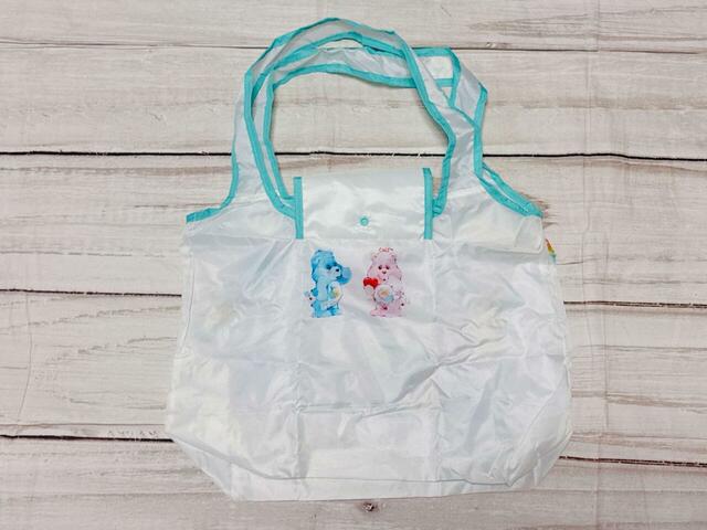 バックにもかわいいイラストプリント入りなのがうれしいポイント！