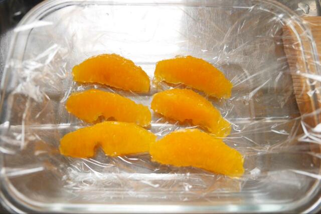 【冷凍フルーツ オレンジ】並べて凍らせます