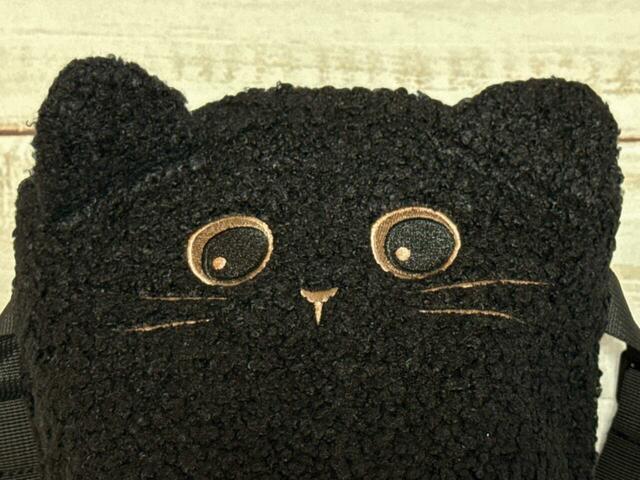 【カルディ ニャップザック】黒猫のお顔は刺しゅうで描かれています。かわいい~♪