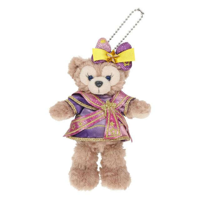 ぬいぐるみバッジ 2,500円｜高さ約15cm｜「ダッフィー＆フレンズのフロム・オール・オブ・アス」グッズ｜東京ディズニーリゾート40周年“ドリームゴーラウンド”｜発売日：2023年4月10日（月）｜販売店舗：東京ディズニーシー「マクダックス・デパートメントストア」