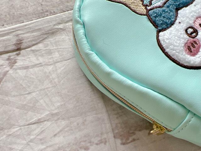 素材は合成皮革。爽やかなブルーがかわいい♪