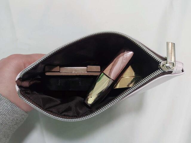 厚みのあるコスメも入る