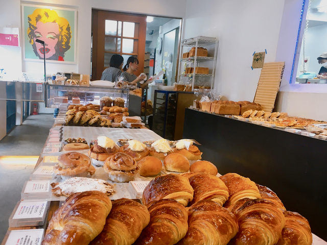 【アンダーブラフコーヒー】ブラフベーカリーには焼き立てのおいしそうなパンがたくさん並んでいます