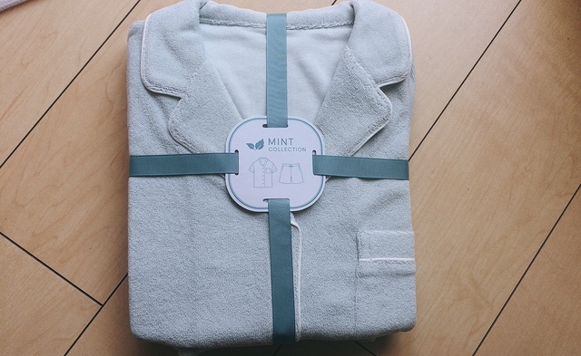 【GU (ジーユー)ミントラウンジセット+X】丁寧にリボンがかけられていて、プレゼントにも最適