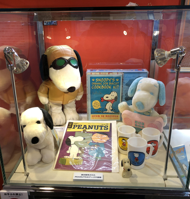 チャールズ Ｍ. シュルツ氏のプロフィール展示や過去に販売されたPEANUTSのグッズや書籍も展示