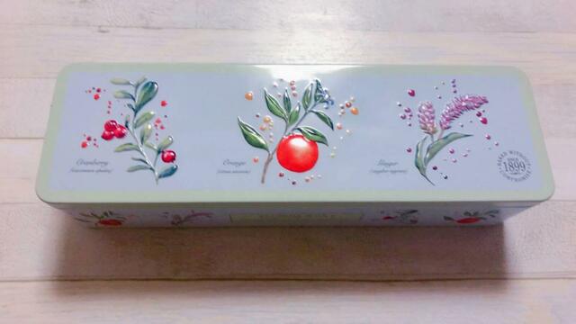 【カルディ】上品な缶のサイズは約31×9.5×6.5cm。