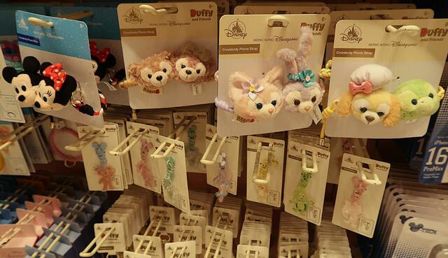 香港ディズニーランドグッズ　スマホ本体に挟むタイプのストラップ(219HKD)
