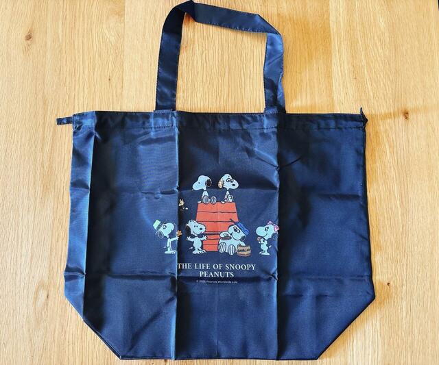【AOKI＆PEANUTSコラボ スヌーピーポケッタブルトートバッグ】 マチが約19.5cmとたっぷりとられているので、厚みのあるファイルやお弁当箱も安定して収納可能◎