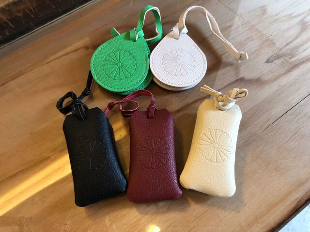 【阿佐ヶ谷神明宮】りんごを使った「アップルレザーお守り」も。上段：鏡付き2,500円、下段：袋型2,000円
