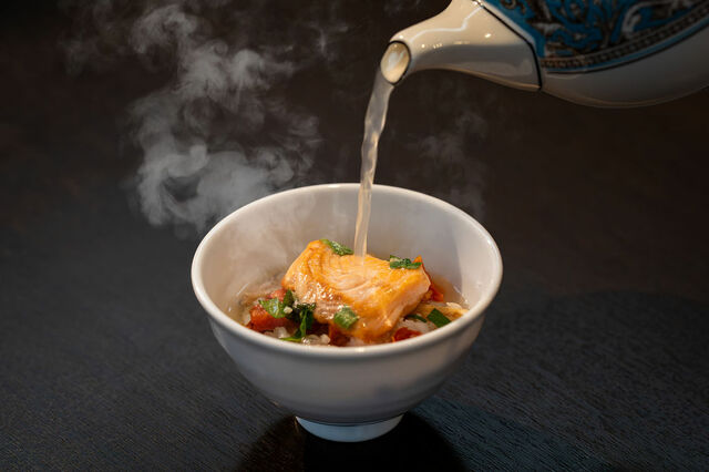 選べる2種類の〆メニュー、アクアパッツァ風　鮭茶漬け【ウィークデイディナー～カウンター焼肉の特等席～】