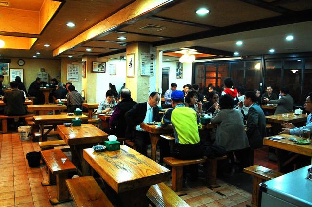 【ソウル乙支路3街】2010年の旧「満船ＨＯＦ」の店内。一枚板のテーブルやイスには重厚感とあたたかみがあった