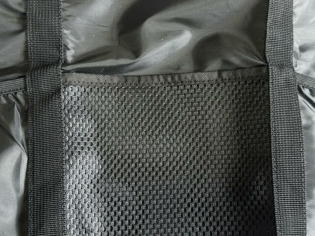 中央のポケットはメッシュ素材