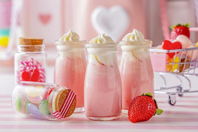 ファーストラブいちごシェイク【ヒルトン東京『ストロベリー・ハートファクトリー』いちごスイーツビュッフェ】