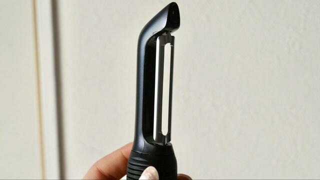 【OXO タテ型 ピーラー】サイズは長さ19cm×幅4cm