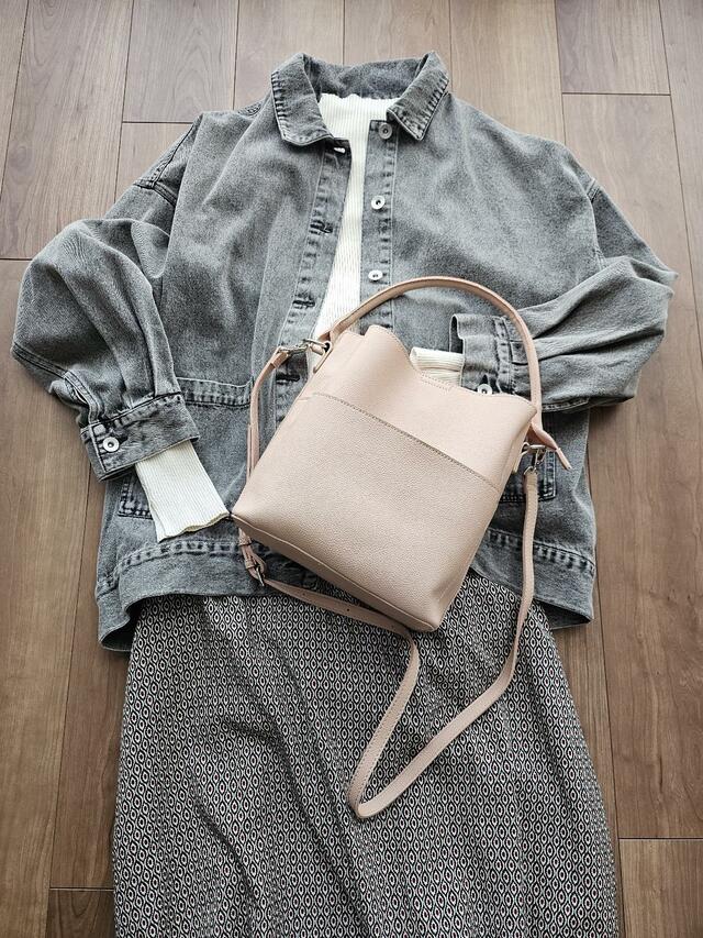 【LAKOLE ワンハンドル2WAYスクエアバッグ3】デニムジャケットがメインのカジュアルコーデもおしゃれに決まります