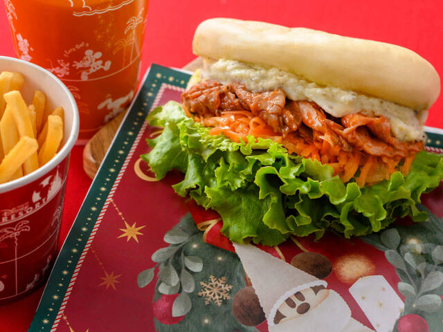 スペシャルセット 1,530円|東京ディズニーリゾート「ディズニー・クリスマス」スペシャルメニュー|販売店舗:東京ディズニーシー「ニューヨーク・デリ」|発売日:2024年11月8日(金)〜12月25日(水)