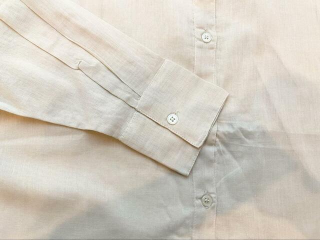 【coca ガーゼシャツ】袖のボタンは左右にひとつずつ付いています