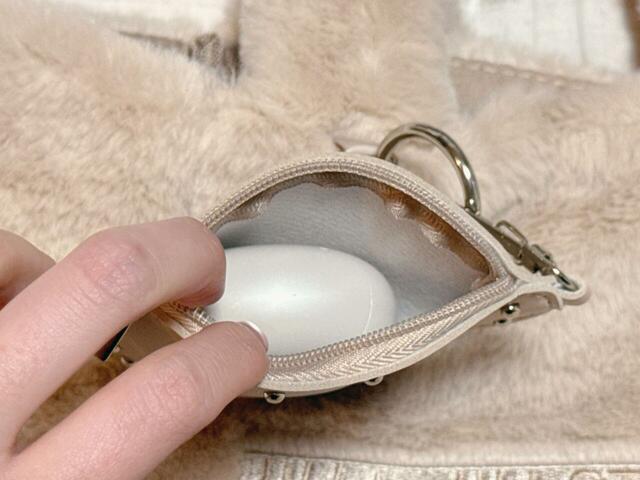 ポーチチャームにはイヤホンを収納するのにぴったり♪