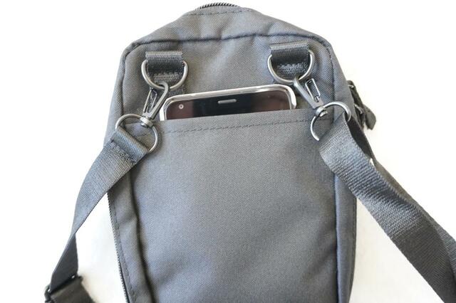 背面にもポケットが！【mozすっきり収納できる！多機能スマホショルダーバッグ】
