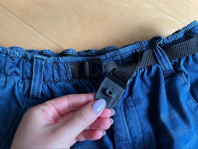 【ワークマン フレイムテック(R)デニムクライミングパンツ】黒いプラスチックをグッとはめ込んでとめます
