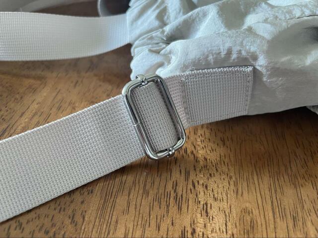 【GU　ギャザーポケットバッグ】ショルダーストラップは66～130cmの間で長さ調節が可能です