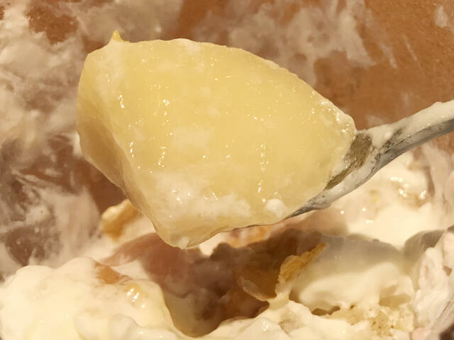 この間にも桃の果肉がごろごろ出てきます。とにかくボリュームが凄い。絶対に満足させるという強い意志とプライドを感じる。【びっくりドンキーのジョッキパフェ（ピーチ）】