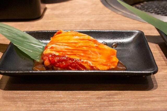 【牛角食べ放題専門店 定番コース】厚切り肉で王様気分に浸れる熟成王様カルビ