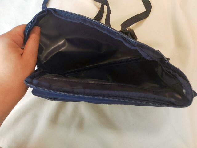 開封すると、やや大きめのポケットを確認