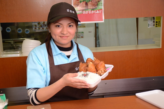 『日本亭』唐揚げ弁当／店員さんと