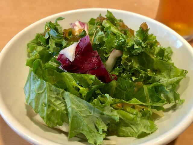 【ガスト　フルーツヨーグルトボウル&サラダセット】サラダは新鮮な野菜が使われており、ドレッシングもちょうど良い塩梅でかかっています