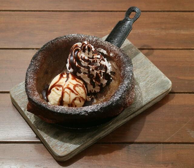 「チョコレートラヴァー」＜価格：1,199円＞【夏限定アンデスメロン登場！カリッともっちり「ダッチベイビーパンケーキ」が半額で食べられるキャンペーンも！】