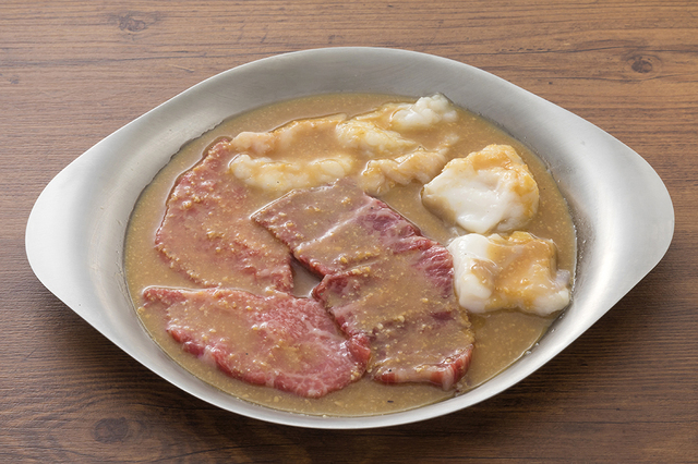 味噌麹だれ盛合せ(おまかせ赤身＆ホルモン)　1,680円(税別)