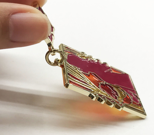 ステンドグラス風ピンバッジ（アナ）｜950円