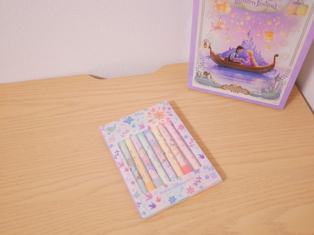 カラーペンセット 2,100円｜「ラプンツェルのランタンフェスティバル」をテーマにしたグッズ｜東京ディズニーシー新テーマポート「ファンタジースプリングス」