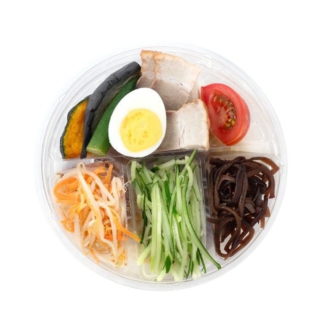 【成城石井「成城石井自家製 二日間漬け込んだチャーシューと7種具材の黒酢の効いた冷やし中華（自家製麺使用）」647円】パッケージ写真