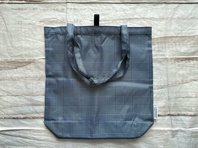 まず裏返して持ち手を折りたたみます