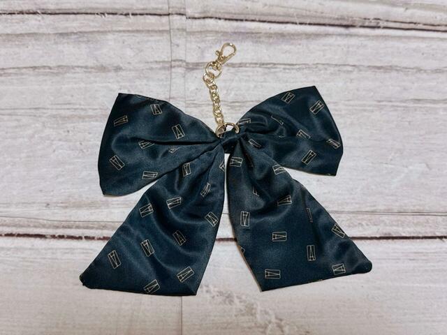 「ALEXANDRE DE PARIS」のAロゴの総柄がかわいいリボンチャーム