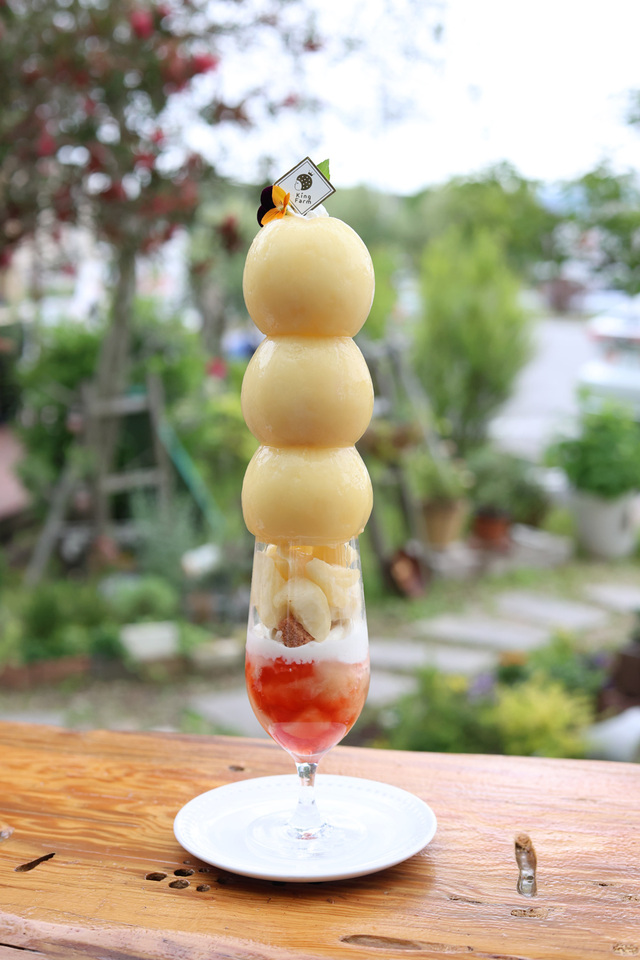 3玉乗るとこの高さ!桃好きの夢ですね。【KingFarmCafeの桃のパフェ】