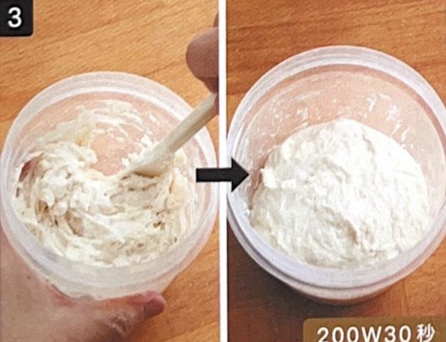 強力粉、塩、バターを加えて粉っぽさがなくなるまでゴムベラまたはスプーンでよく混ぜる。表面を平らにならして電子レンジ(200W)で30秒加熱する。（200W機能がない場合は、解凍機能を。メーカーにより異なりますが、解凍機能は約200Wです）