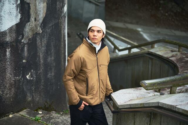 XShelter 断熱ジャケット。必要な時にフードを装着、２WAYで着られるジャケット