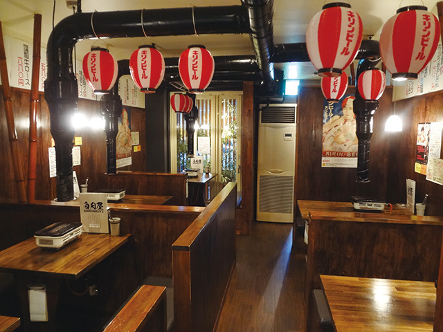 白肉屋（名古屋／中区）　内観　木を多用したアットホームな雰囲気。テーブル席は2名席から6名席までを用意している